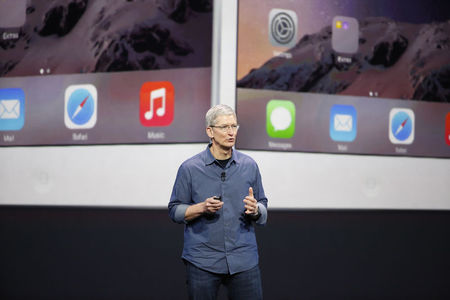 © Reuters. Apple CEO Tim Cook speaks during an Apple event announcing the iPhone 6 and the Apple Watch at the Flint Center in Cupertino