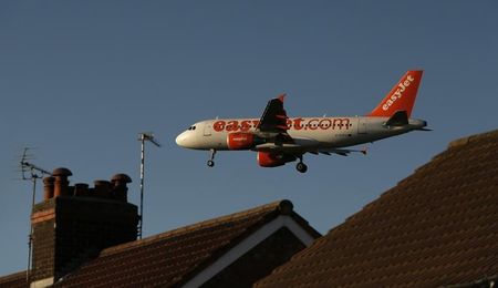 © Reuters. An easyJet aircraft prepares to land at Manchester Airport in northern England