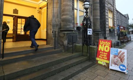 © Reuters. People arrive to cast their vote at Portobello Town Hall near Edinburgh, Scotland