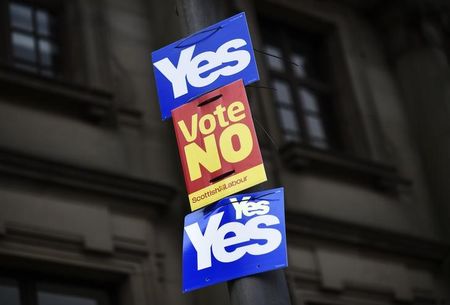 © Reuters. Cartelli pro e contro l'indipendenza della Scozia per le strade di Clydebank