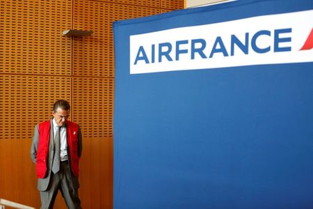 © Reuters. Chairman and CEO of Air France-KLM Alexandre de Juniac is seen during a news conference at the Air France headquarters at the Charles de Gaulle International Airport in Roissy on the third day of an Air France one-week strike