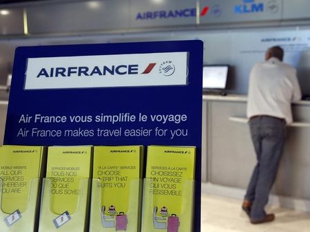 © Reuters. A passenger waits at a check-in counter on the first day of an Air France one-week strike at Nice International airport