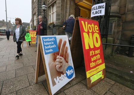 © Reuters. Los escoceses comienzan a votar en su referéndum de independencia