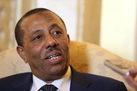© Reuters. Libya's PM Abdullah al-Thinni speaks to reporters in Abu Dhabi