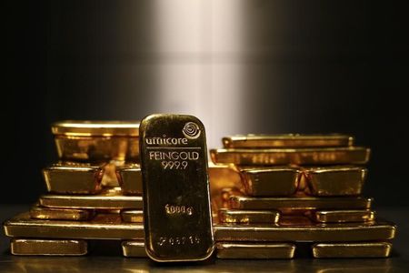 © Reuters. قطع الذهب في لندن صباحا على 1223 دولارا للأوقية