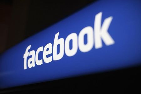 © Reuters. The Facebook logo is pictured at the Facebook headquarters in Menlo Park