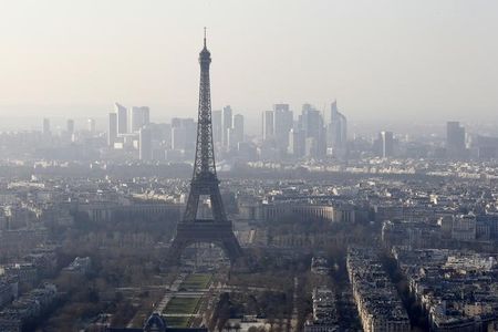 © Reuters. PARIS DIT NE PAS AVOIR ÉTÉ AVERTI D'UNE DÉGRADATION DE SA NOTE