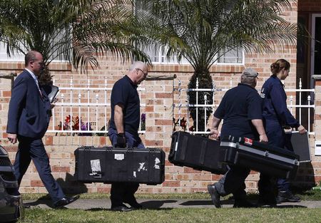 © Reuters. Members of the Australian Federal Police forensic unit carry equipment into a house that was involved in pre-dawn raids in the western Sydney suburb of Guilford