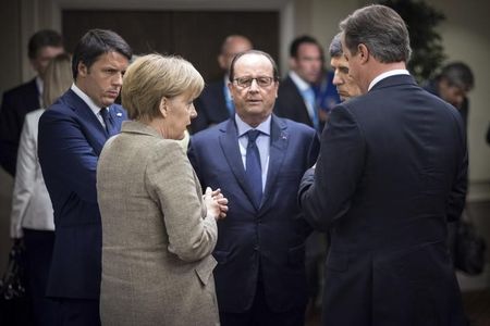 © Reuters. Italian PM Renzi, German Chancellor Merkel, French President Hollande and British PM Cameron talk to each other at the NATO summit at the Celtic Manor resort, near Newport, in Wales