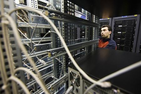 © Reuters. A technician performs maintenance in the CERN LHC computing grid centre in Geneva