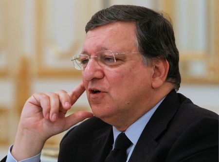 © Reuters. Outgoing European Commission President Jose Manuel Barroso addresses Ukrainian President Petro Poroshenko during their meeting in Kiev