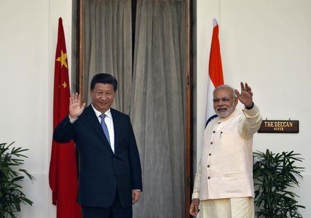 © Reuters. Premiê da Índia, Modi, e presidente chinês, Xi, durante ato em Nova Délhi