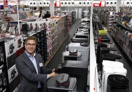 © Reuters. Wolfgang Kirsch, CEO of Media-Saturn Germany, poses in the European state-of-the-art store of German electronics retailer Media-Saturn after a news conference at the headquarters in Ingolstad