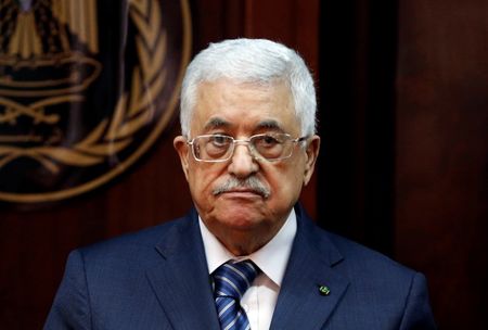 © Reuters. Palestinian President Mahmoud Abbas looks on in the West Bank city of Ramallah