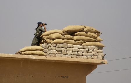 © Reuters. Combatente do grupo armado curdo YPG em Jazaa, na fronteira Iraque-Síria