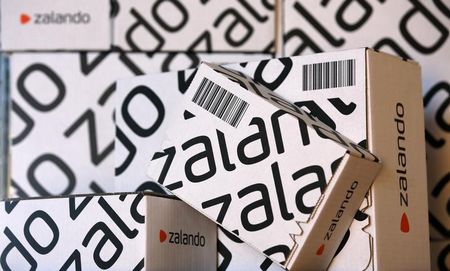 © Reuters. Parcels of Europe's biggest online fashion retailer Zalando are pictured during a media presentation in Berlin