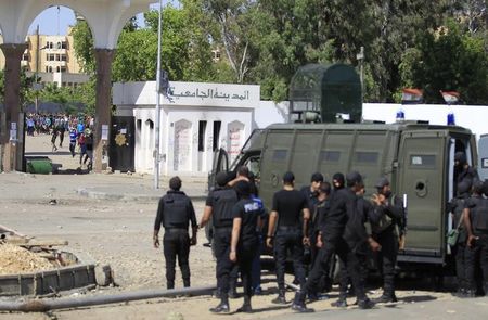 © Reuters. مصر تستهدف آخر معقل للإخوان المسلمين .. جامعة الأزهر