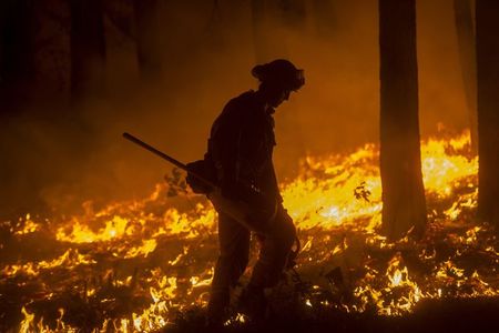 © Reuters. Bombeiro combate fogo em Fresh Pond, Califórnia