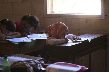 © Reuters. Crianças em primeiro dia de aula em escola em Idlib