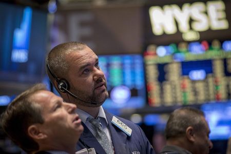 © Reuters. Traders work on the floor of the New York Stock Exchange