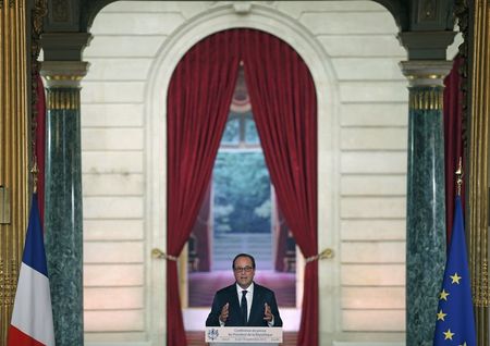 © Reuters. French President Francois Hollande addresses a news conference at the Elysee Palace in Paris