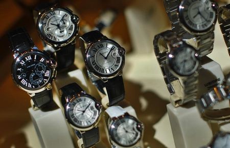 © Reuters. Luxury watches are seen displayed in a store window along 5th avenue in New York City