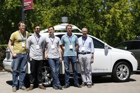 © Reuters. Google self-driving car team poses in Moutinain View, California