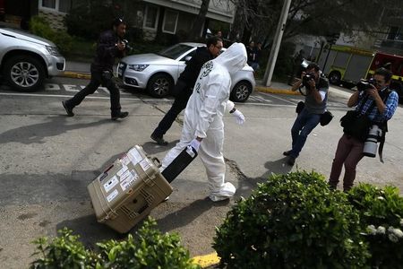 © Reuters. Policial deixa área onde bomba explodiu em Santiago