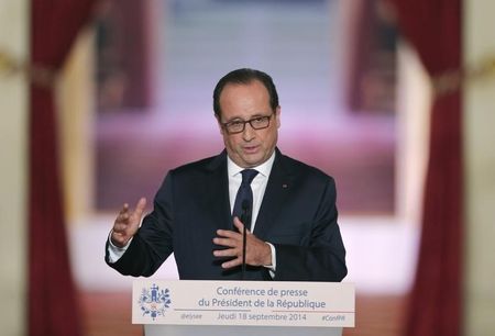 © Reuters. الرئيس الفرنسي يقول إنه سيستمر حتى نهاية فترته الرئاسية