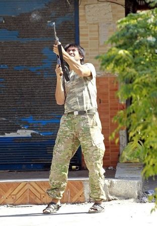 © Reuters. الأكراد يدعون الى حمل السلاح مع تقدم الدولة الاسلامية في سوريا