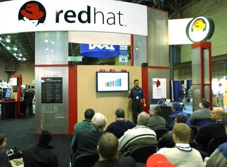 © Reuters. RED HAT LINUX SHOWN AT THE LINUX EXPO IN NEW YORK.