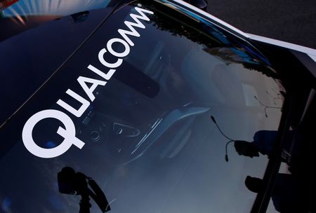 © Reuters. A logo of U.S. chipmaker Qualcomm is seen on the windshield of a car in Beijing