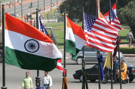 © Reuters. Indian and US national flags flutter ahead of visit US President Bush in New Delhi