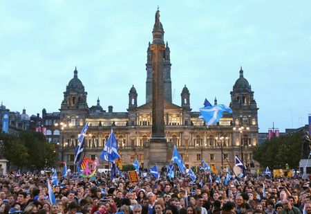 © Reuters. Escoceses se reúnem na praça George em Glasgow