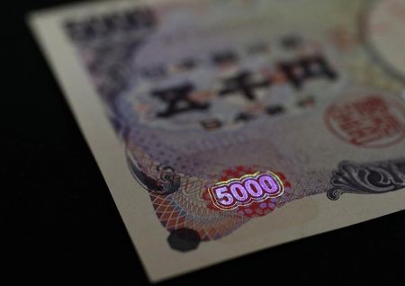 © Reuters. Hologram, which shows different images and colours depending on angle at which they are viewed, is seen on new Japanese 5,000 yen banknote during unveiling in Tokyo