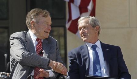 © Reuters. Former U.S. Presidents Bush shake hands at the dedication of the George W. Bush Presidential Center in Dallas