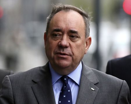 © Reuters. سالموند يعترف بالهزيمة ويطالب بمنح اسكتلندا المزيد من السلطات بسرعة