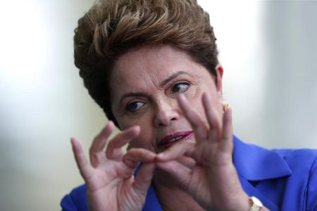 © Reuters. Brazil's President Dilma Rousseff gestures during a news conference at the Alvorada Palace in Brasilia