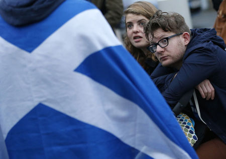 © Reuters. Casal do lado de fora do Parlamento da Escócia, em Edimburgo, após referendo sobre a independência