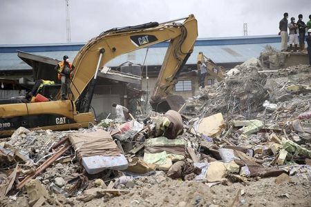 © Reuters. Beds used by guests are seen near an excavator at the site of the collapsed Synagogue Church of All Nations in the Ikotun-Egbe neighbourhood of Nigeria's commercial capital Lagos