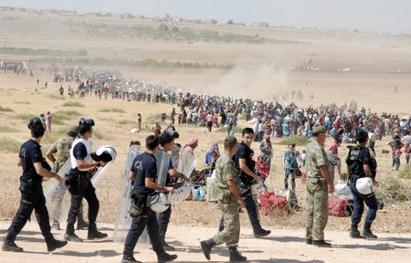 © Reuters. مئات الأكراد السوريين يفرون من الدولة الإسلامية إلى الحدود التركية