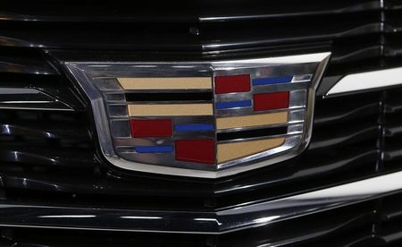 © Reuters. Detalhe da insígnia da Cadillac em um ATS Coupé durante apresentação, em Detroit