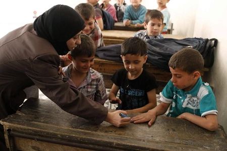 © Reuters. منظمة الصحة: خطأ بشري ربما تسبب في موت أطفال بسوريا خلال حملة تطعيم