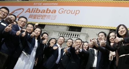 © Reuters. Alibaba Group Holding Ltd founder Jack Ma poses as he arrives at the New York Stock Exchange for his company's initial public offering in New York