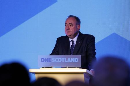 © Reuters. Scotland's First Minister Alex Salmond speaks at the "Yes" Campaign headquarters in Edinburgh, Scotland