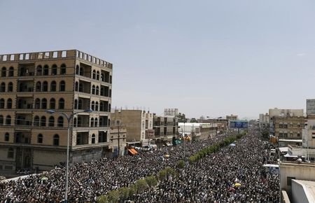 © Reuters. الحوثيون يقصفون مبنى التلفزيون اليمني في صنعاء والسكان يفرون