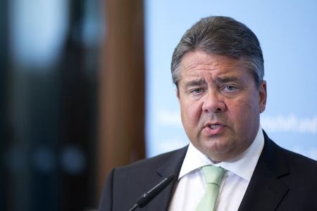 © Reuters. German Minister for Economic Affairs and Energy Sigmar Gabriel attends a news conference in Berlin