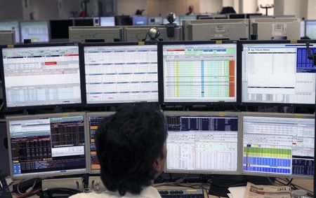 © Reuters. A trader works at Intesa Sanpaolo bank in Milan