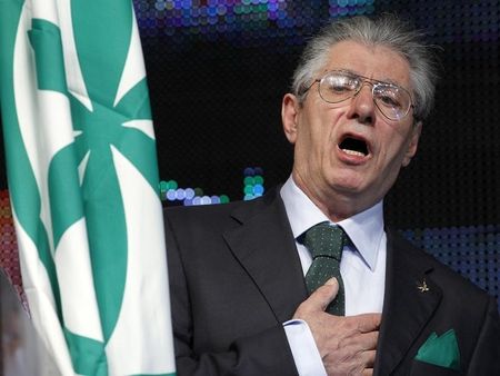 © Reuters. Italy's Northern League former leader Bossi addresses the audience during the Northern League rally in Bergamo