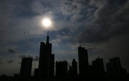 © Reuters. The skyline with its characteristic banking towers are silhouetted in downtown Frankfurt